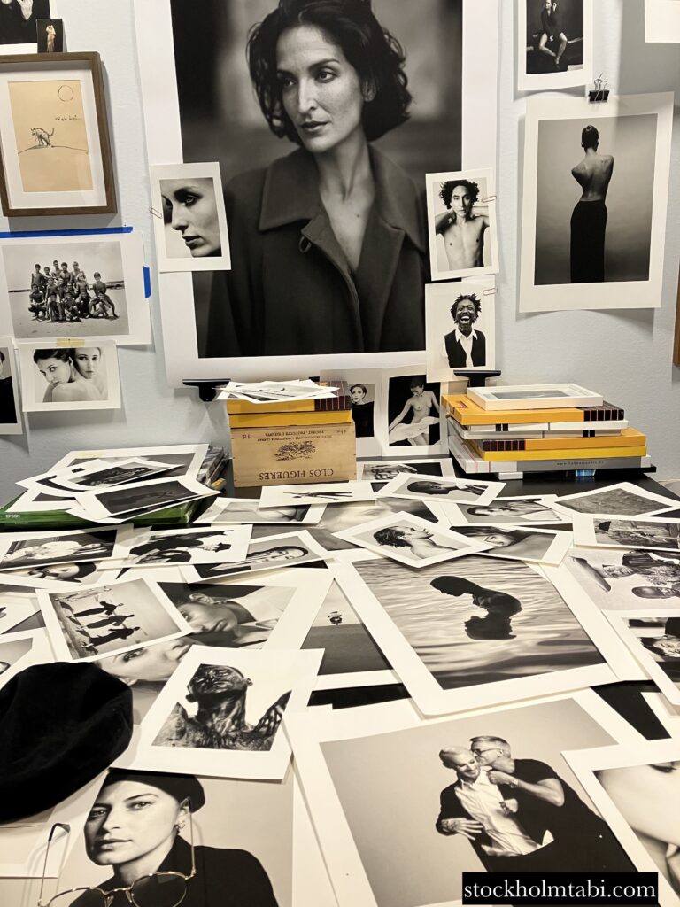 写真が並んだFotografiska Stockholmのテーブル