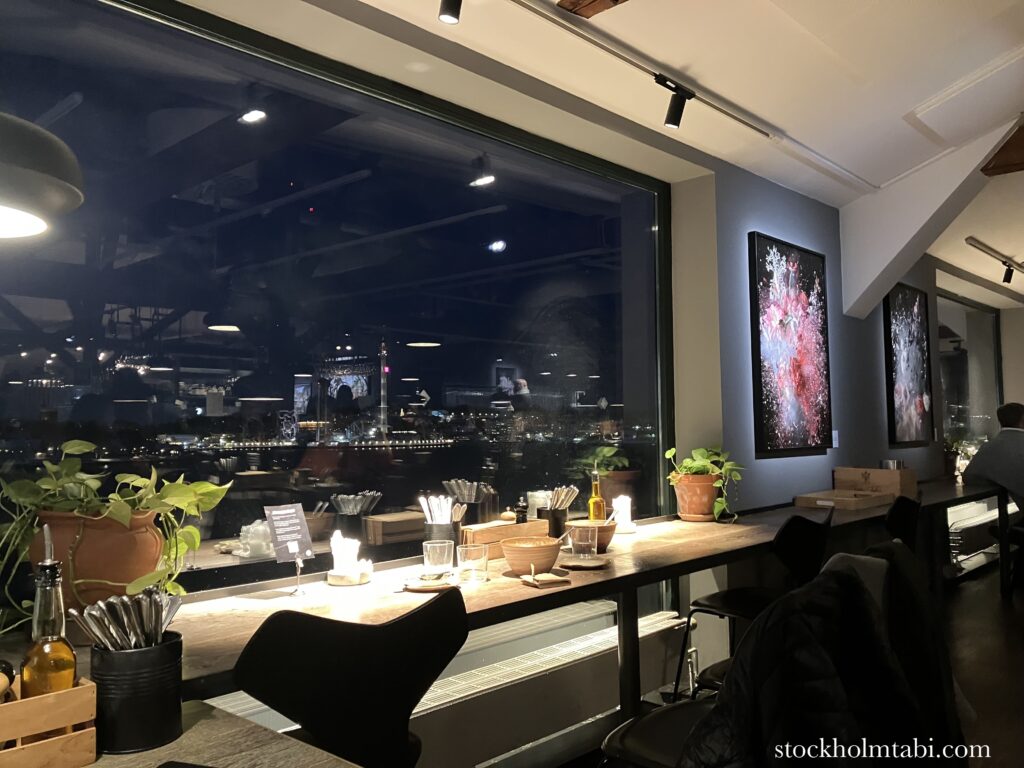 海が見えるFotografiska Stockholmのビストロ