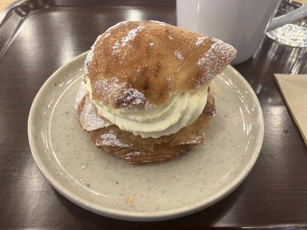 Frost Bageriのクロワッサンセムラ