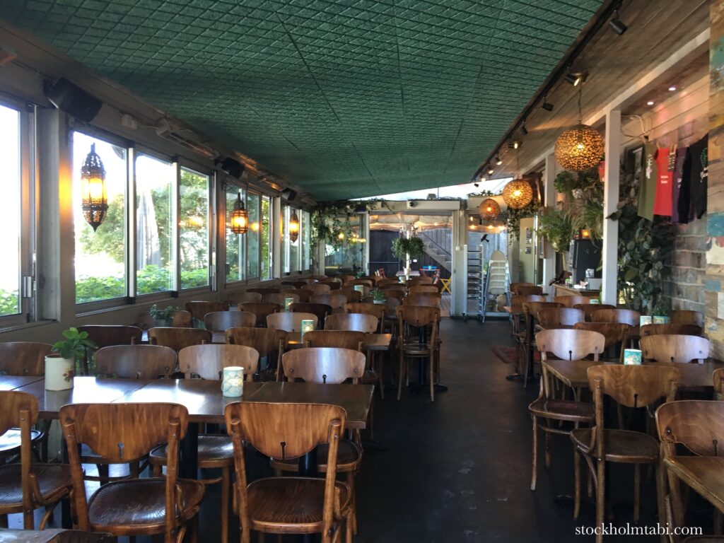ストックホルムのベジタリアンレストランHermansのテーブル席