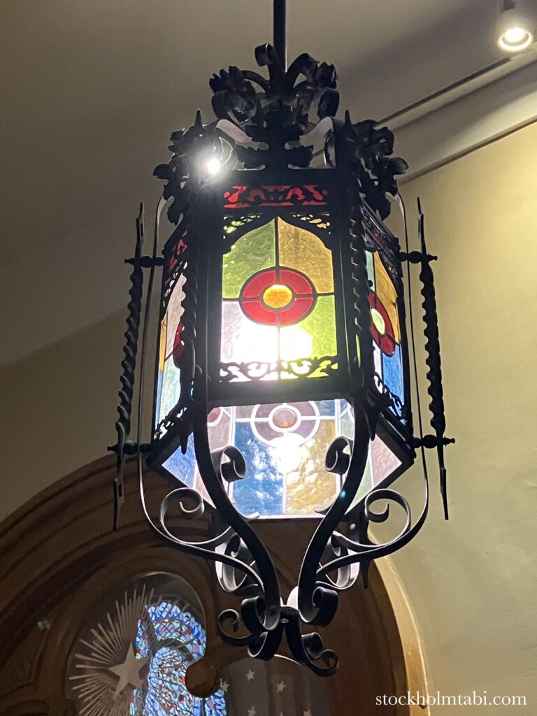 Katolska domkyrkanのステンドグラスの吊りランプ