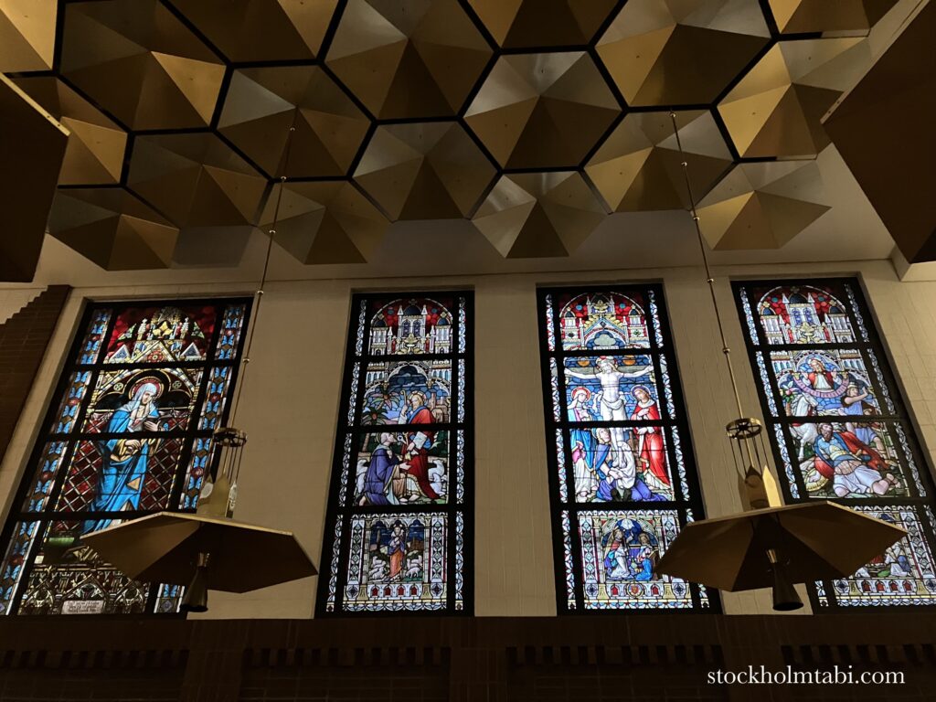 Katolska domkyrkanの4枚並んだステンドグラス