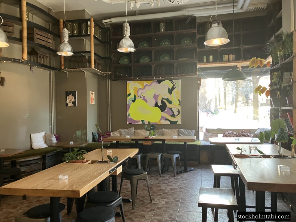 ストックホルムのベジタリアンレストランOrganicoのテーブルや椅子