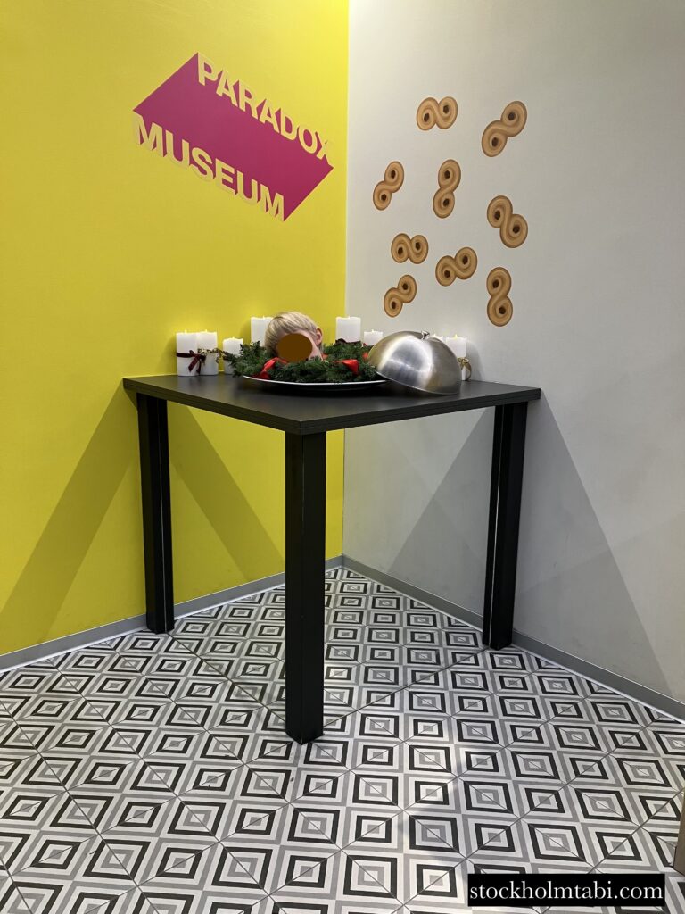 Paradox Museumのテーブル