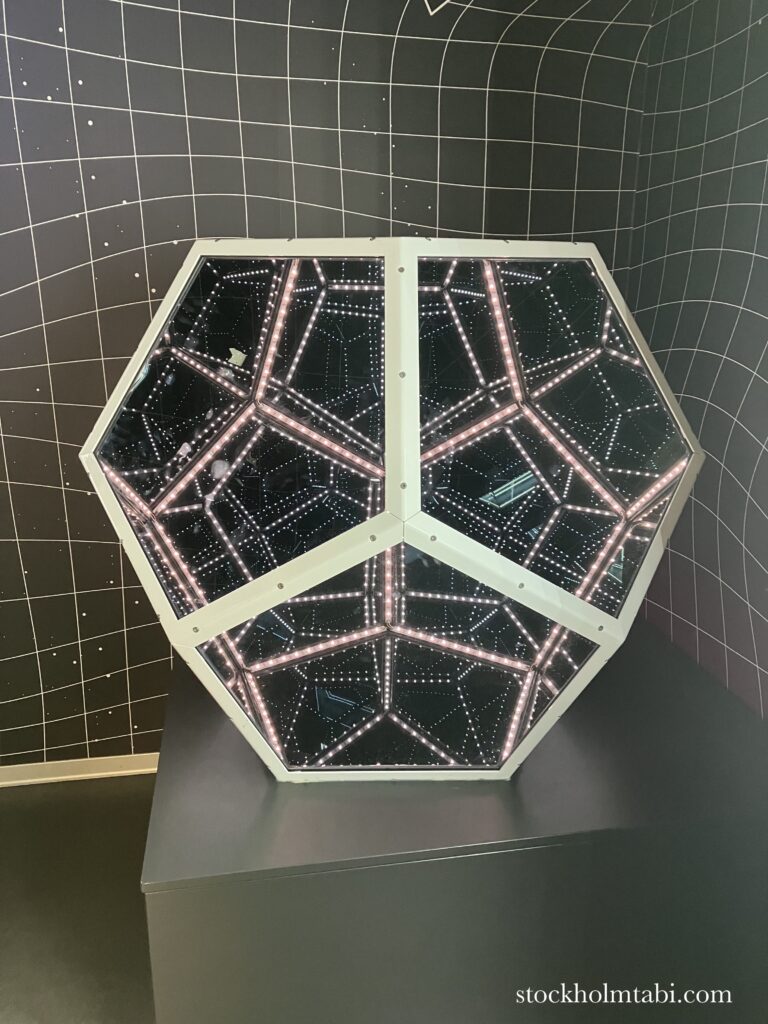 キラキラ光Paradox Museumの箱