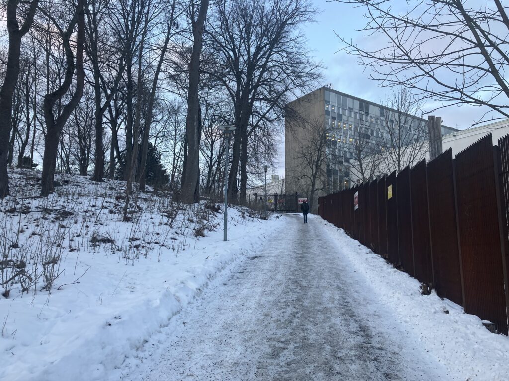 ストックホルムの日本大使館近くの坂道