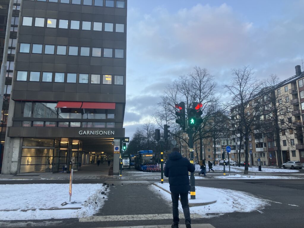 ストックホルムの日本大使館近くのバス停や信号