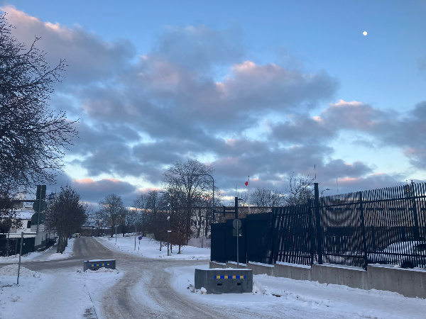 日の丸がはためくストックホルムの日本大使館