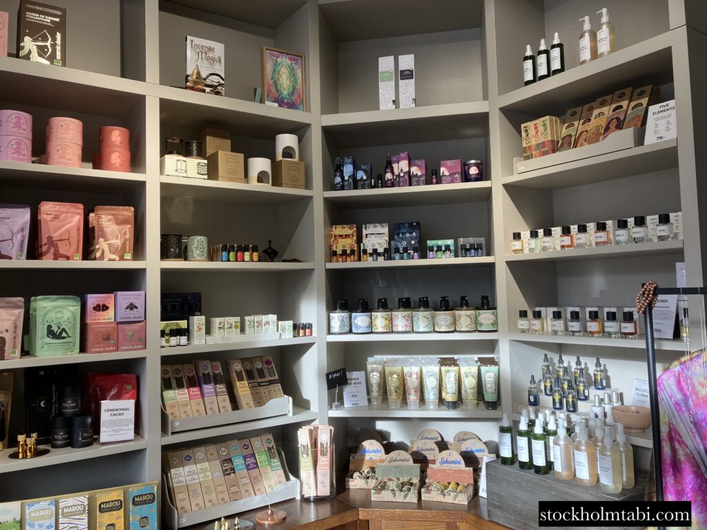 ガラスが並んだALLTETの棚