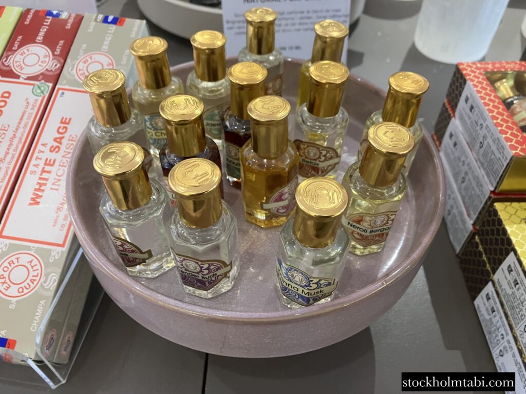 小瓶が並んだALLTETのパフュームオイル