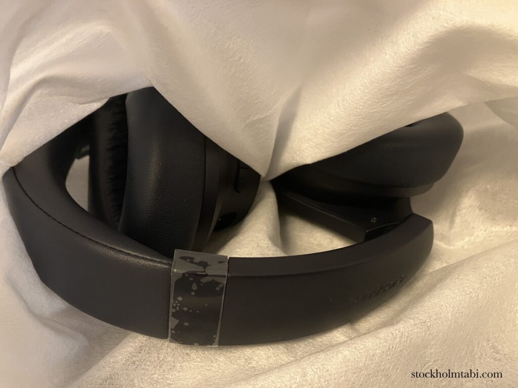 収納袋に入ったAnker Soundcore Q20iのヘッドフォン