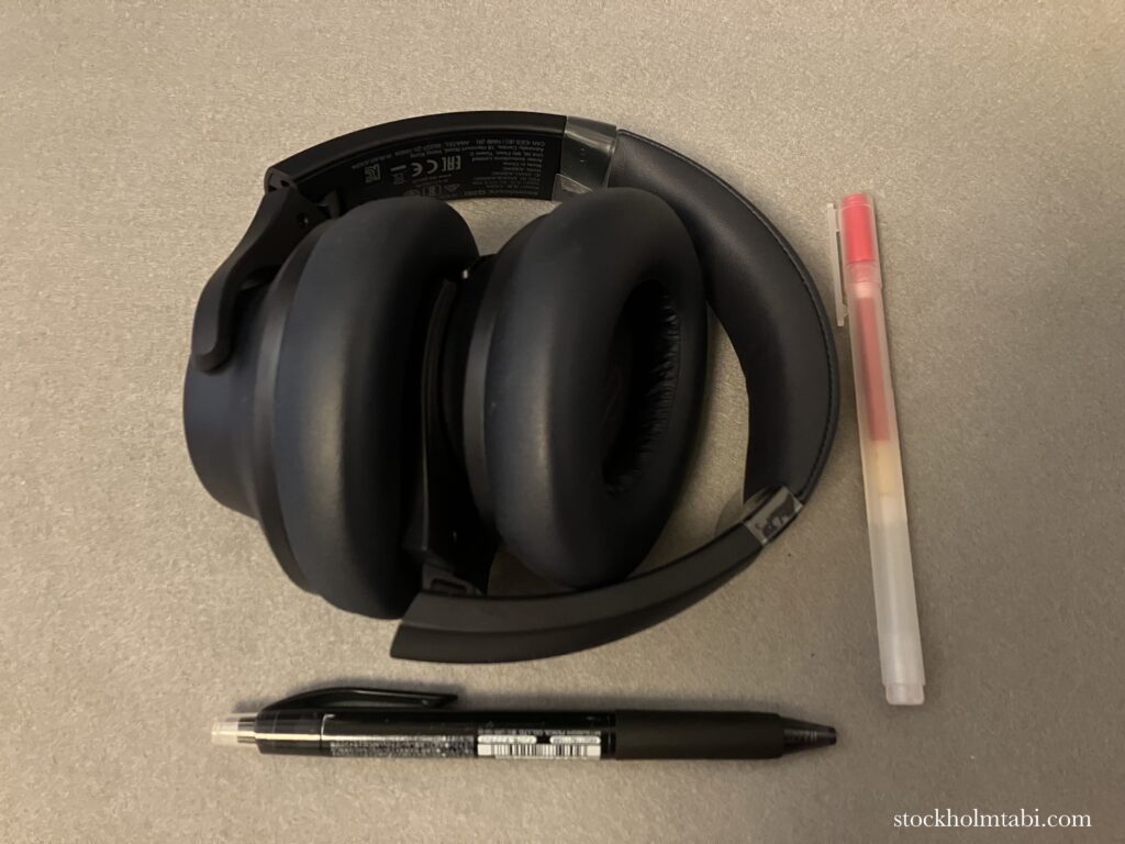 ペンと同じ長さのAnker Soundcore Q20iのヘッドフォン