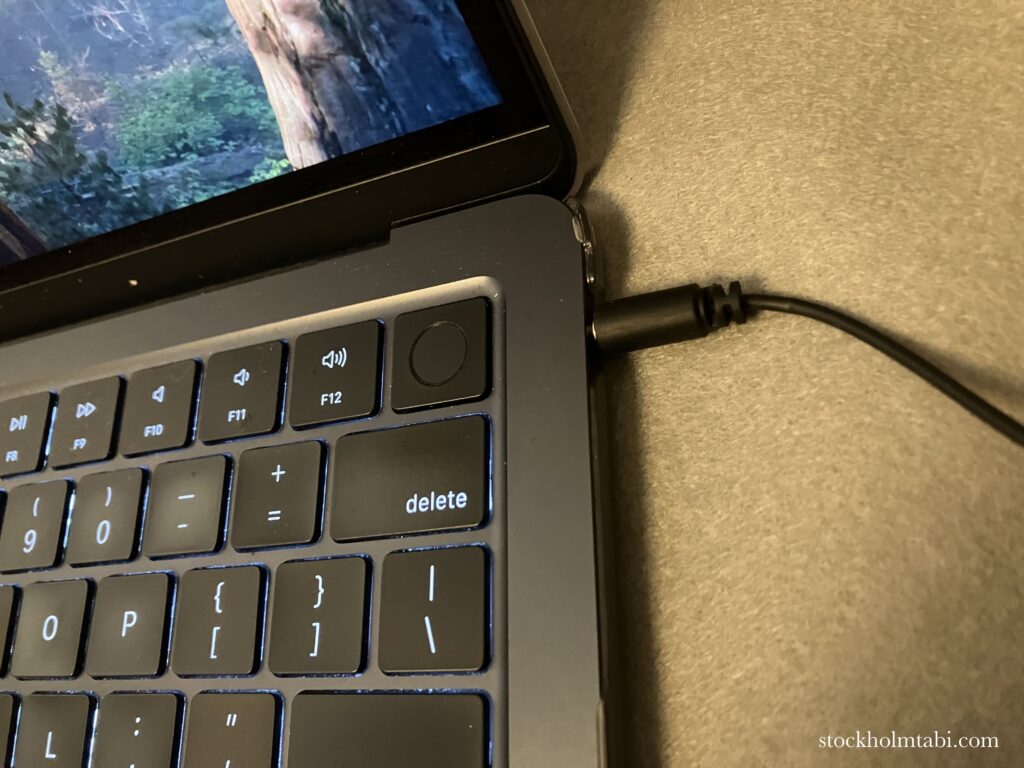 Macに刺さっているAnker Soundcore Q20iの有線コード