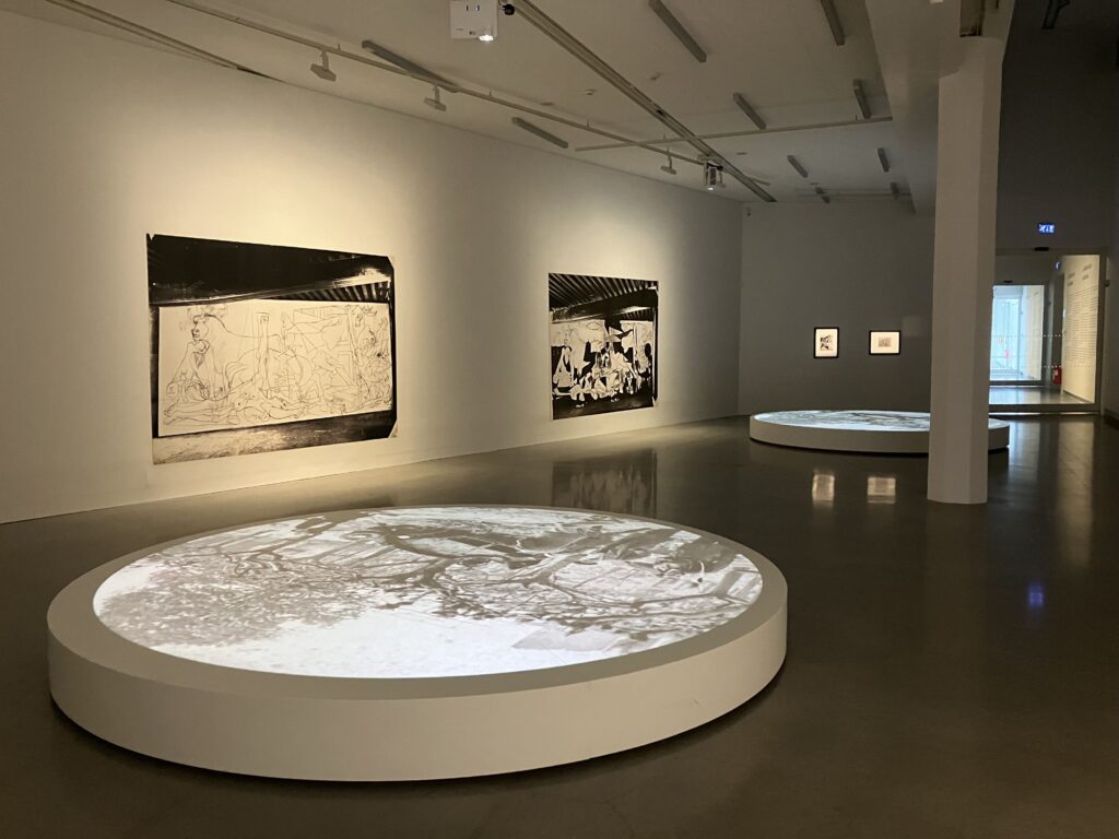 写真が飾られたArtipelagの室内