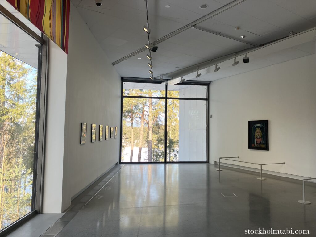 Artipelagの展示、窓の外に林