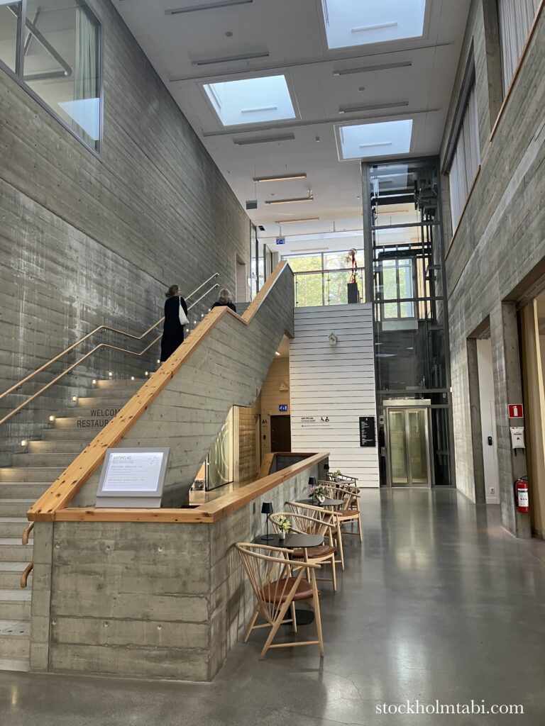 天井が高いArtipelagのエントランスフロア