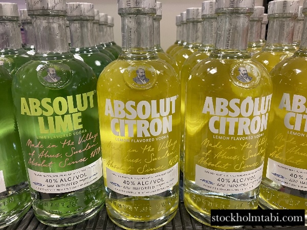 緑と黄色の棚に並んだアブソルートウォッカの瓶