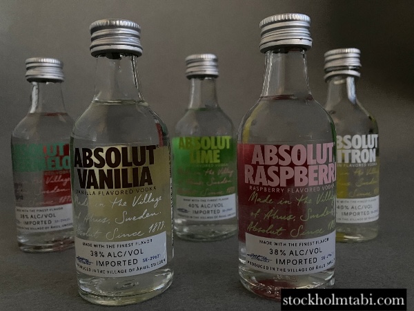 5本並んだアブソルートウォッカの小瓶