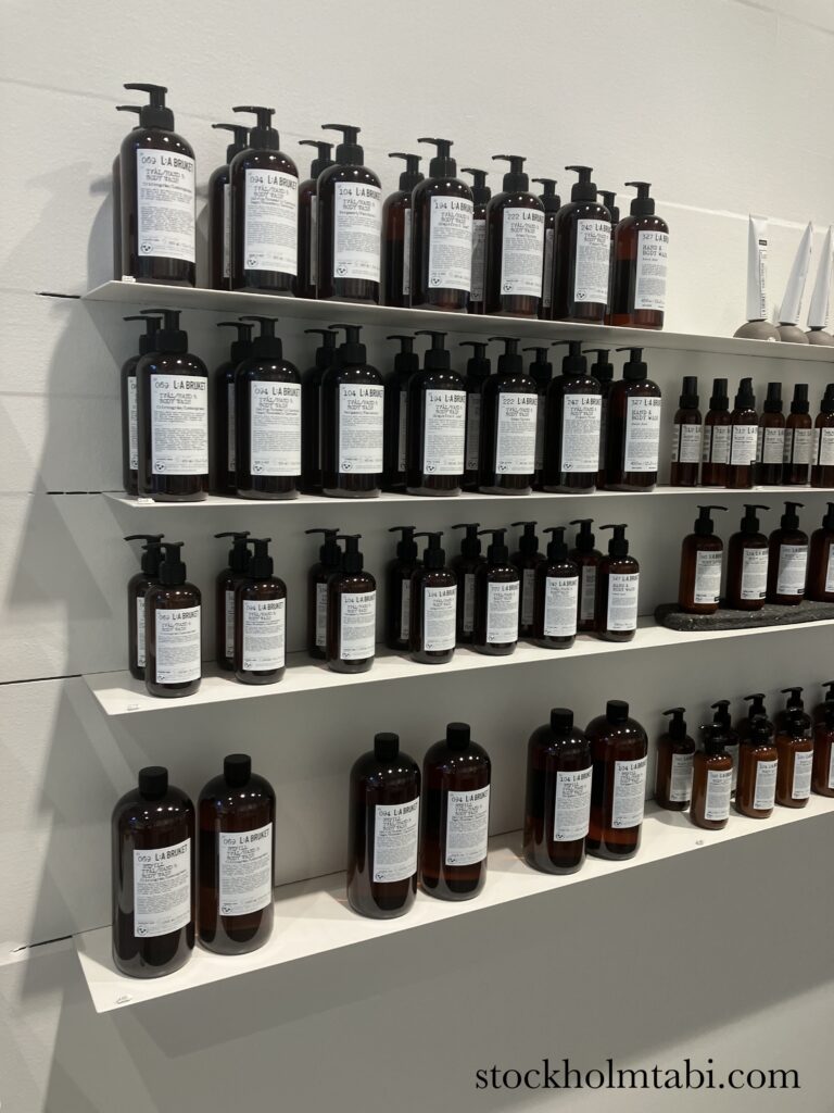 棚にずらっと並んだL:a Bruket（ラブルケット）の商品