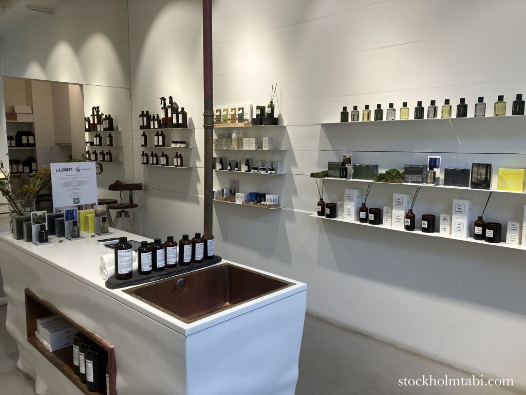 白い壁のL:a Bruket（ラブルケット）の店内