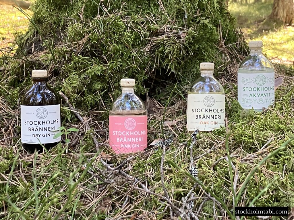 森の中に置かれたストックホルム・ブランネリ（Stockholms Bränneri）のジン