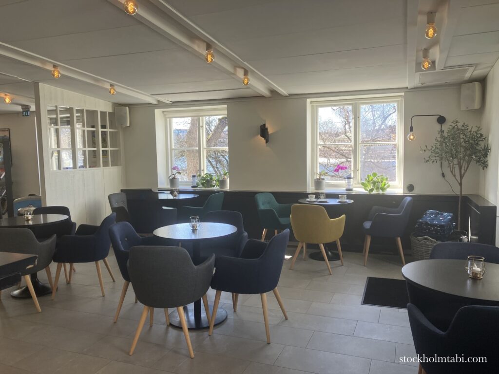 Café Skeppsholmenの明るい店内