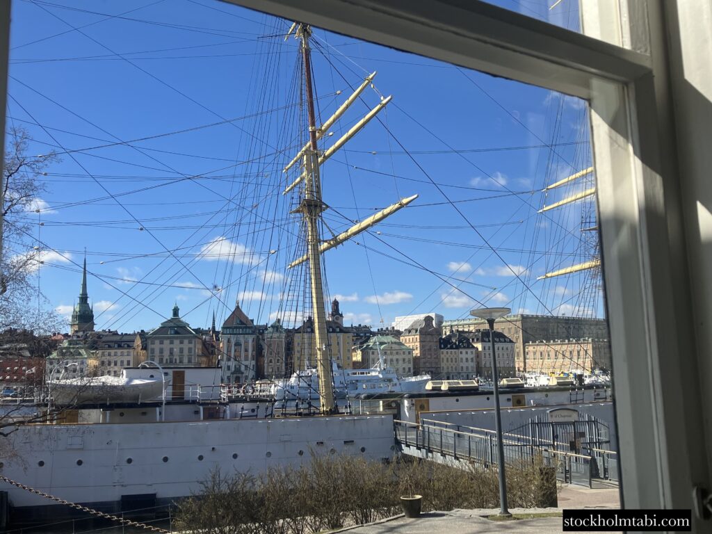Café Skeppsholmenから見える船とガムラスタン