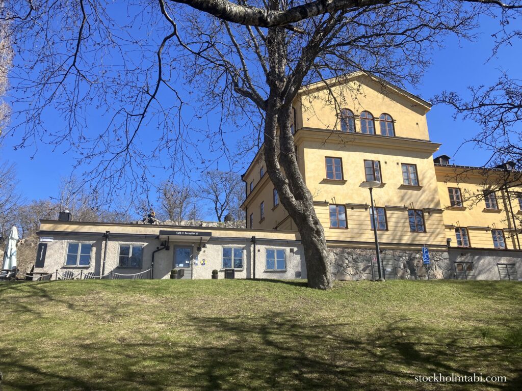 Café Skeppsholmenの黄色建物