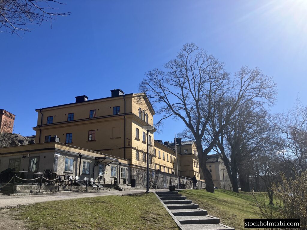 船の目の前にCafé Skeppsholmen（手前）とユースホステルの建物
