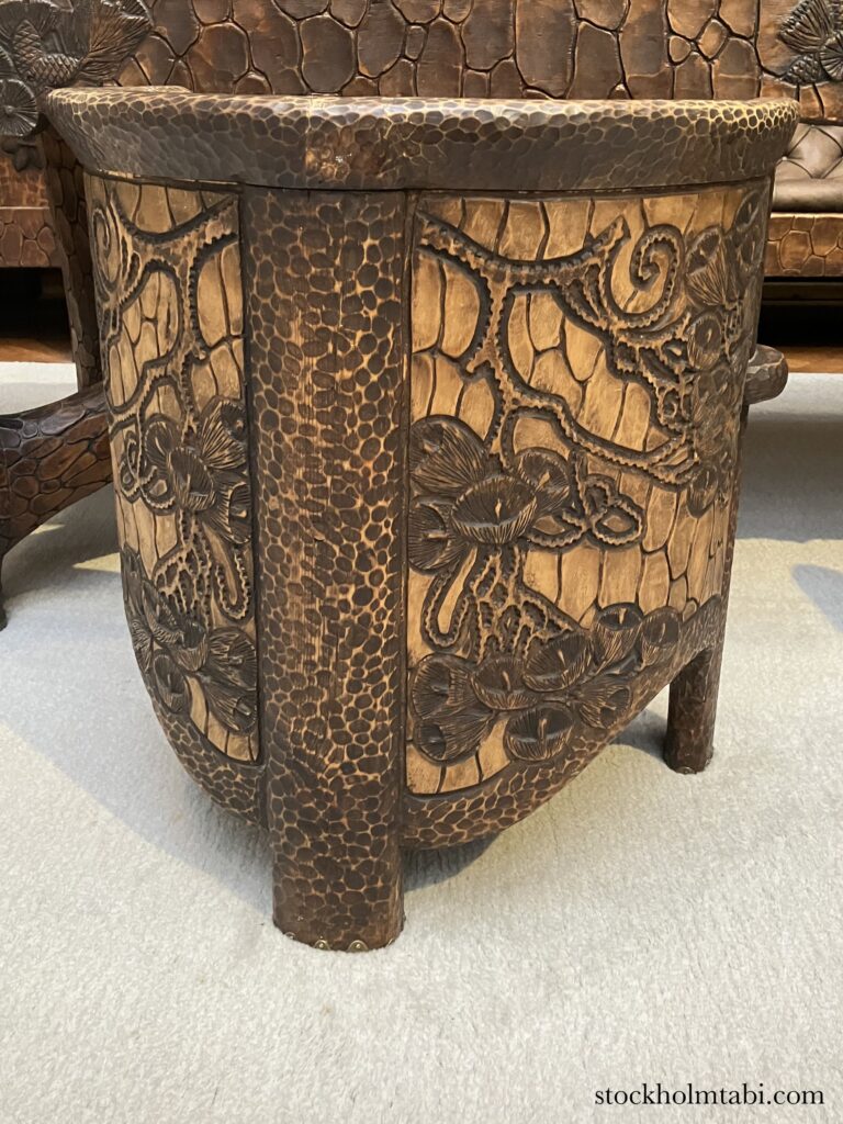 ティールスカ・ギャレリーの木彫りの椅子