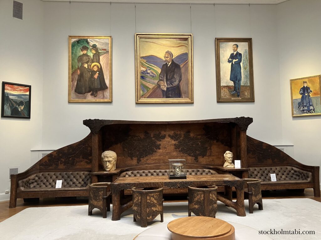 ティールスカ・ギャレリーの大きな木のソファ