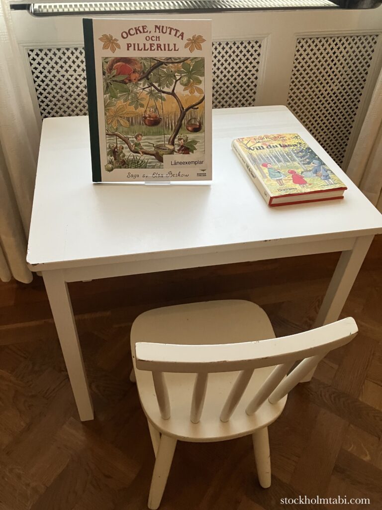 子供用の白い机と椅子