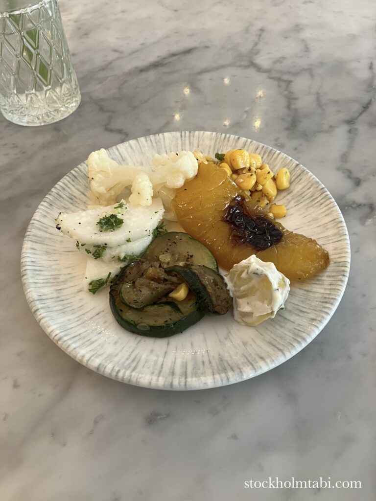 野菜がたくさん載ったストックホルムのレストランHemmaのサラダ