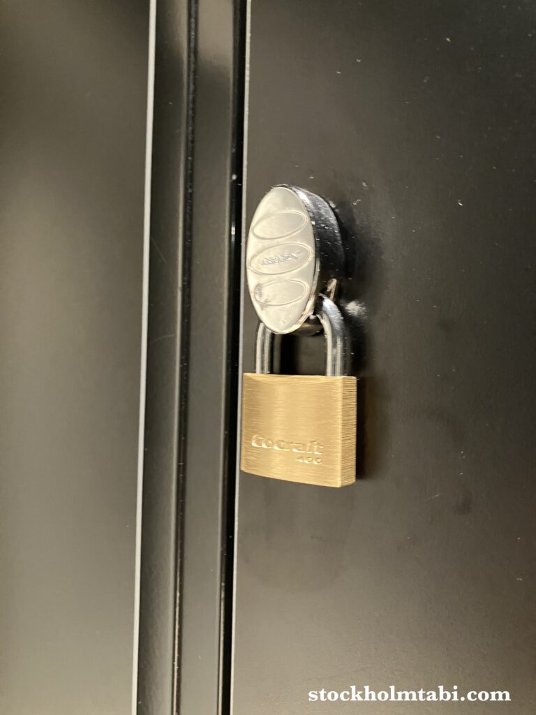 ロッカーと南京錠