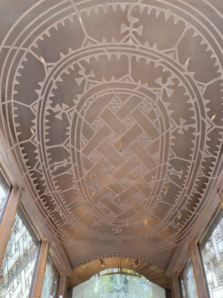 デザインが美しい北方民族博物館（Nordiska museet）のエントランスの天井
