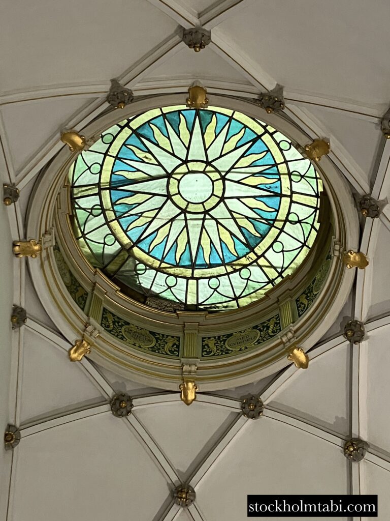北方民族博物館（Nordiska museet）の天井の丸いステンドグラス
