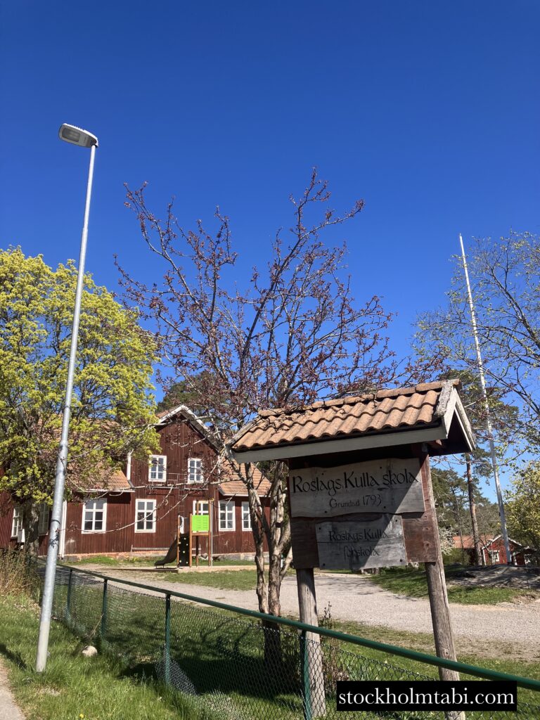 赤い壁でできた小学校とその庭