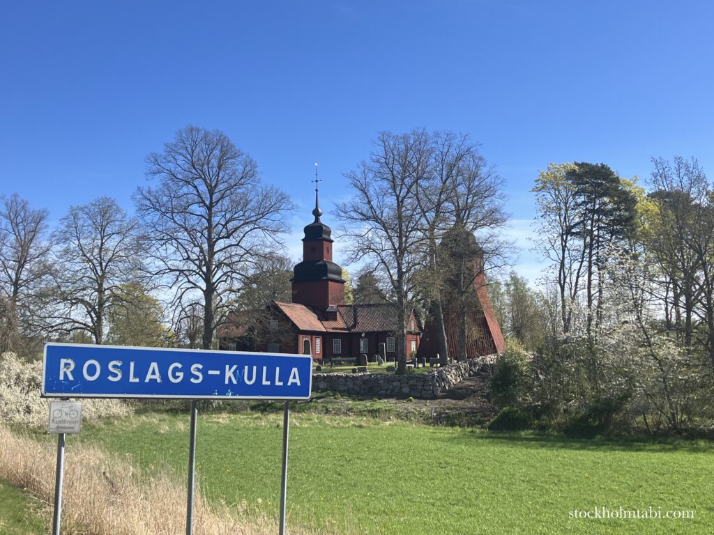 Roslagskulla kyrka駅付近の赤い屋根の教会