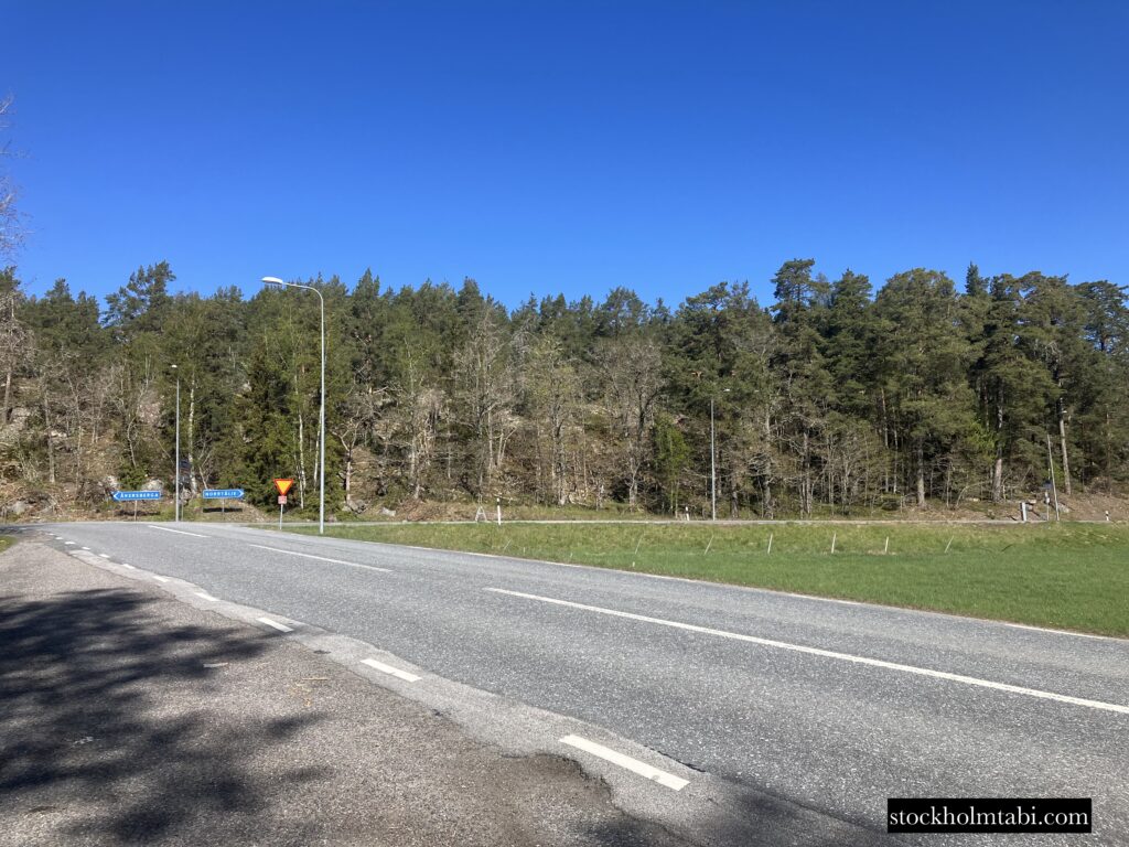 Roslagskulla kyrka付近の道路