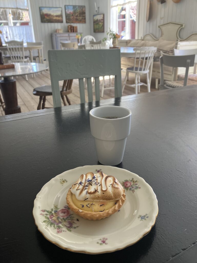 Wira Brukのカフェの店内とレモンタルト
