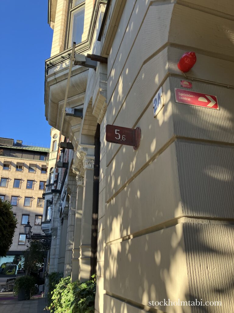 ノルマルム広場強盗事件の建物の角