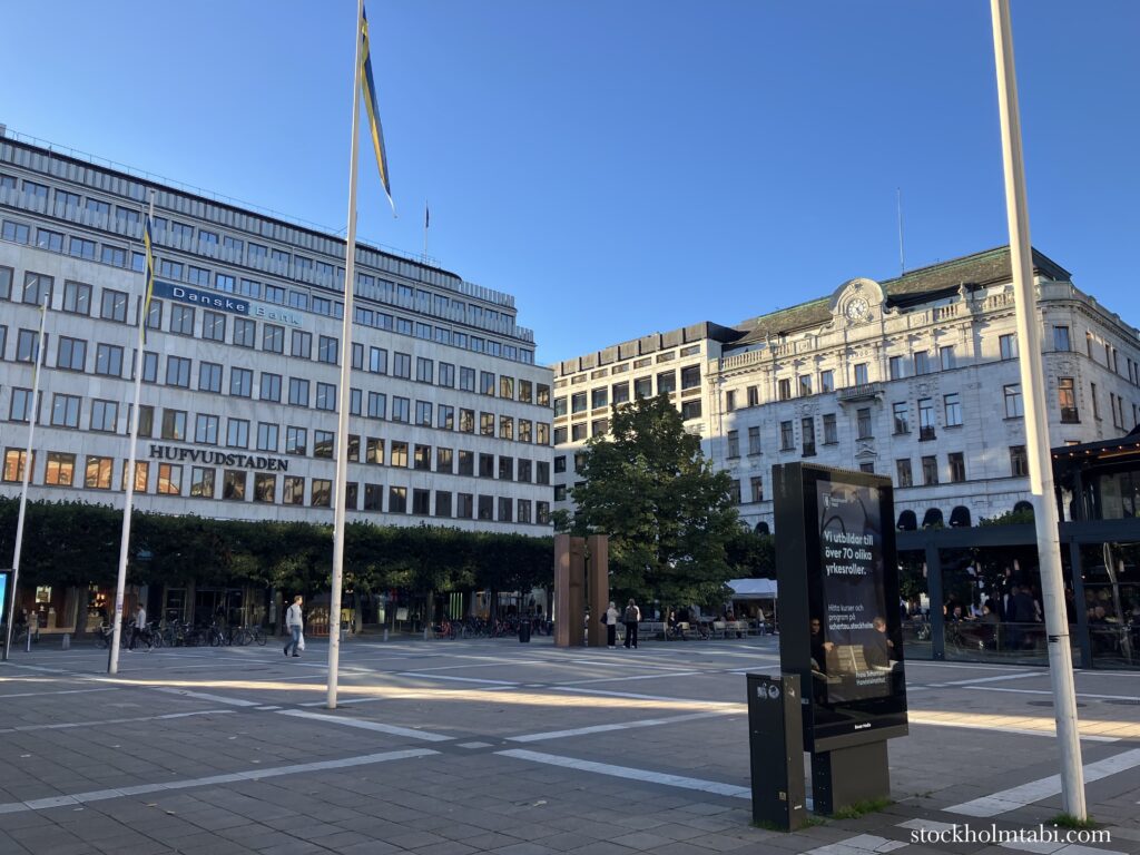 ノルマルム広場の反対側の建物