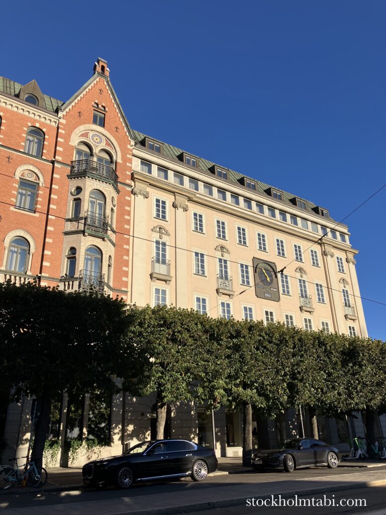 ノルマルム広場の建物と時計と街路樹
