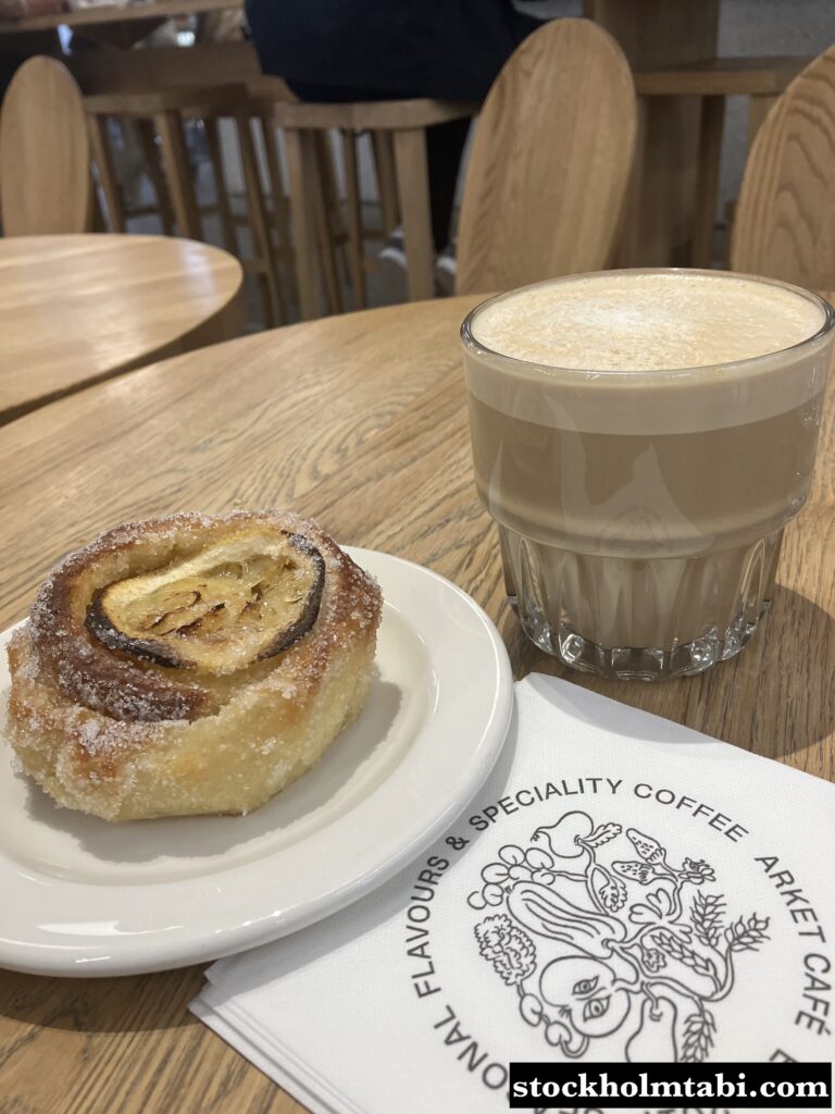 ARKET Cafeのパンとカフェラテ