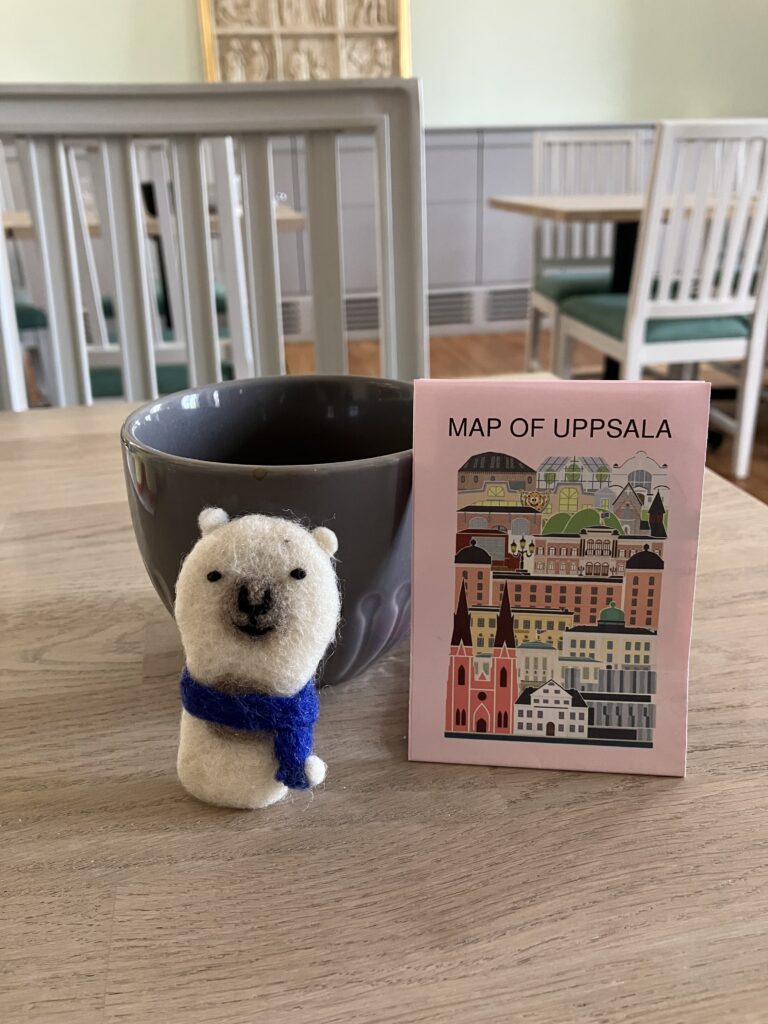 ウプサラのカフェCathedral Café
のコーヒーとしろくま人形