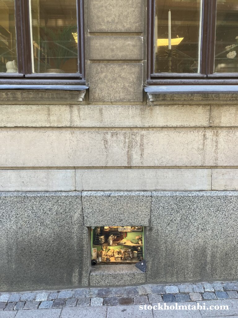 建物の下にあるMouse bakery
