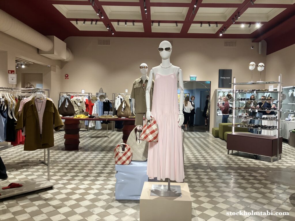 & Other Storiesの店内