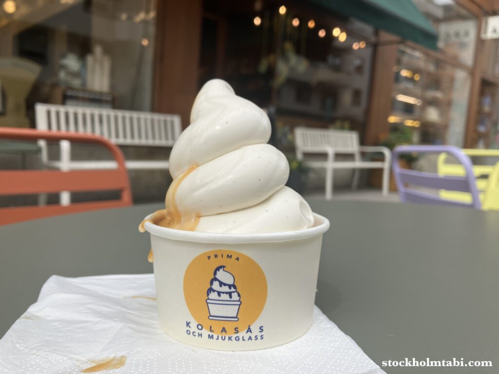 キャラメルがかかったPärlans Konfektyrのソフトクリーム