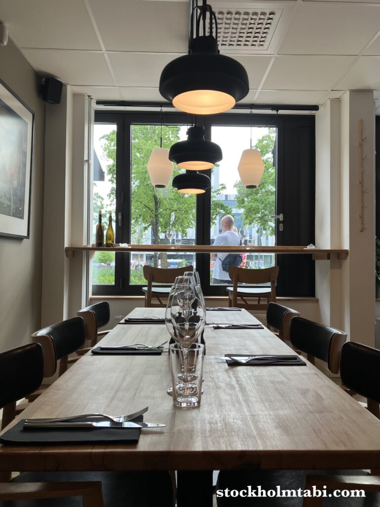 ウプサラのレストランRestaurang Sverreの木目調の店内
