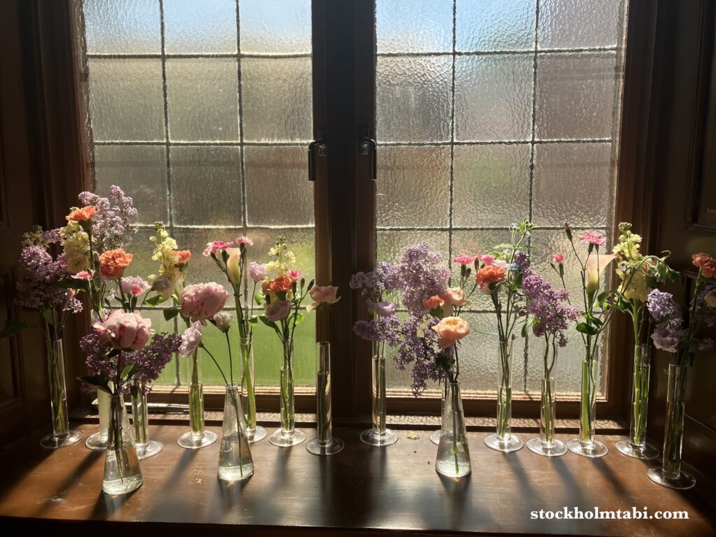 窓辺に並んだ花瓶たち